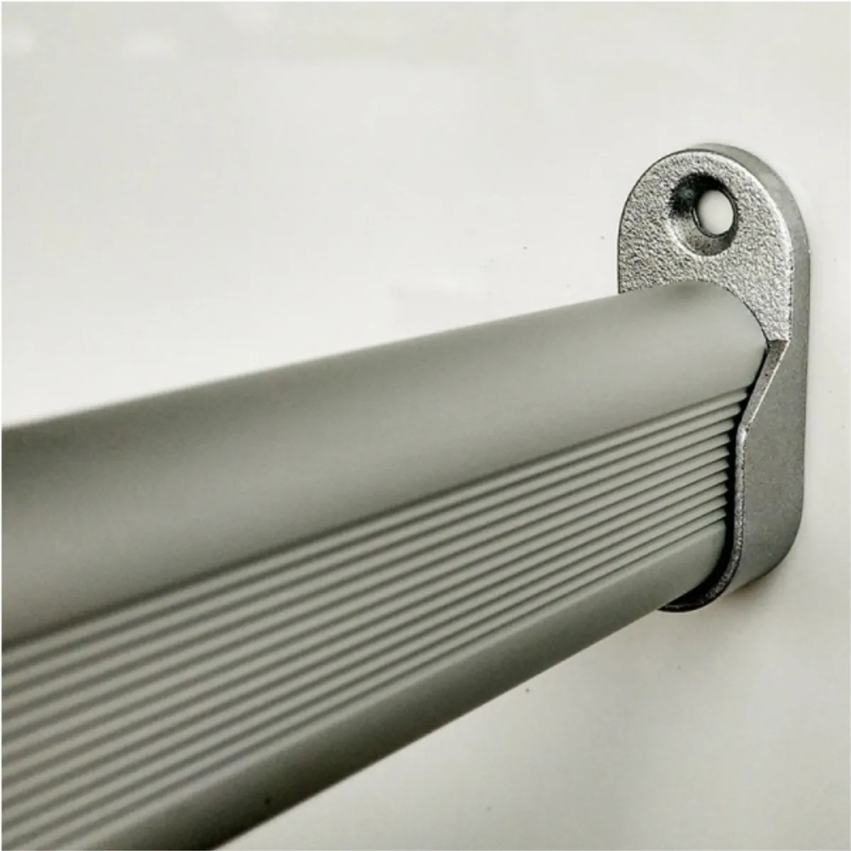KUTZ - Barra closet aluminio 3 mts ovalada