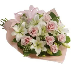 GENERICO - Ramo de 8 Rosas Rosadas y Lilium