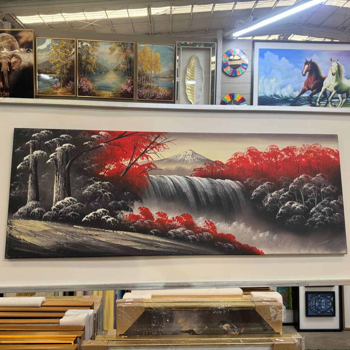 DEKAM DISEÑO - Cuadro Cascada Con Montaña Gris con Rojo