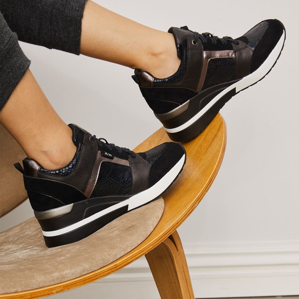 XTI - Zapatilla Urbana Mujer Negra