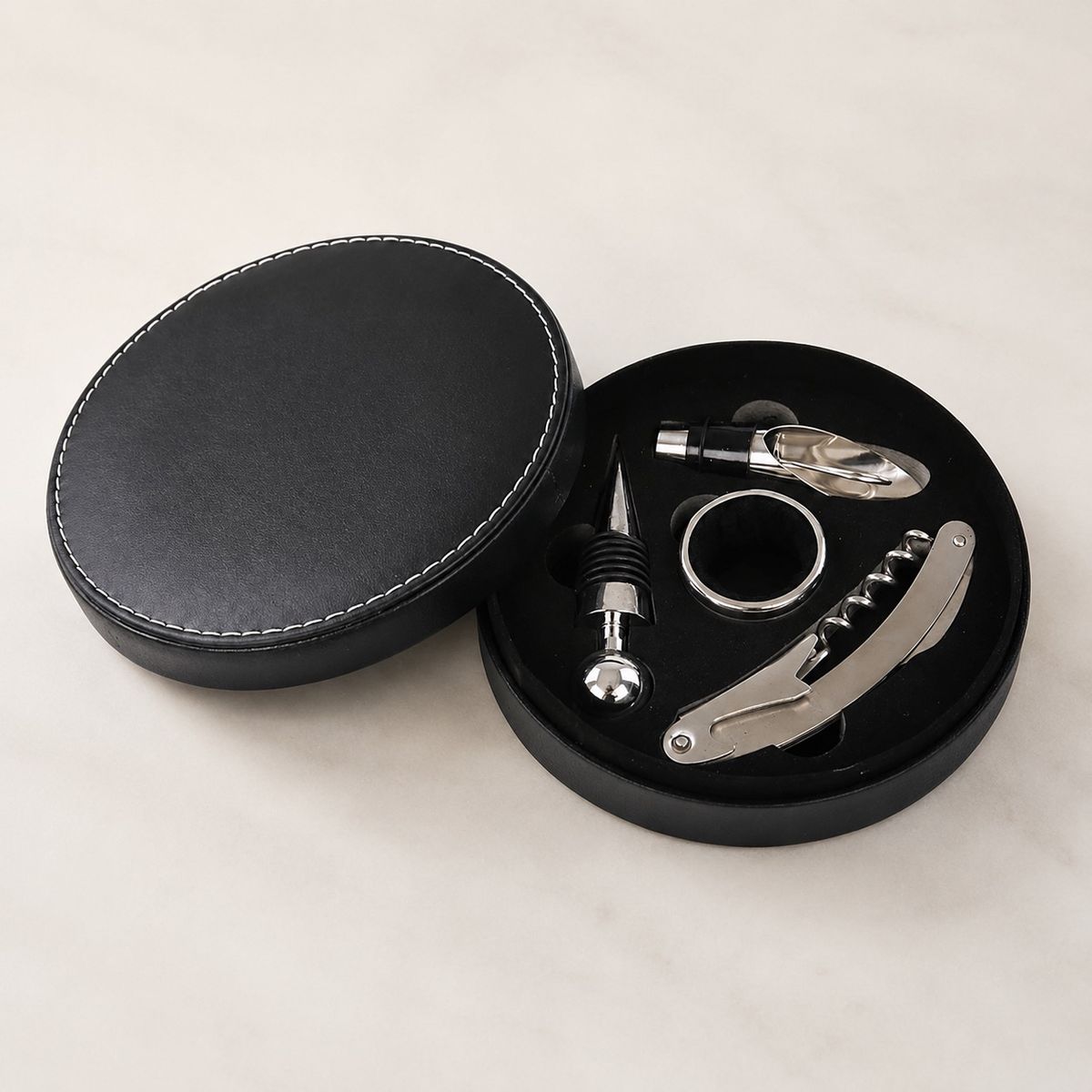 HOMESTAR - Set de Accesorios para Vino en Estuche Redondo - 4 Piezas