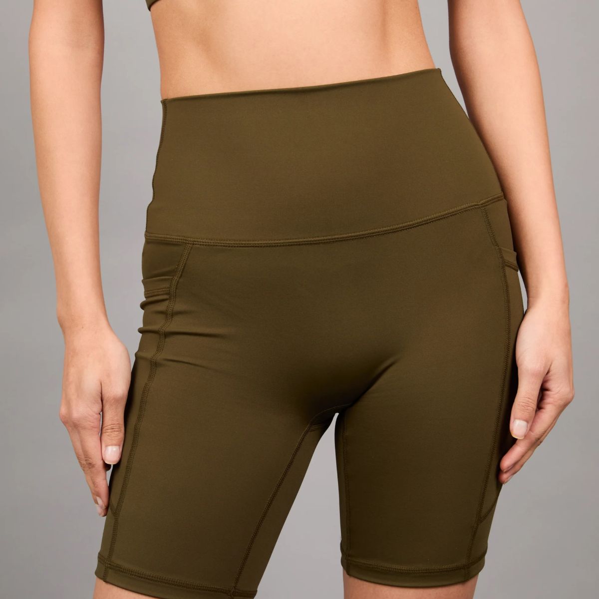 THEA - Legging Cortas Bolsillos Laterales Ambar Seaweed Green