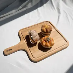 HOMESTAR - Tabla de Servir y Cortar Cuadrada de Bambú con Mango - 35x23 cm