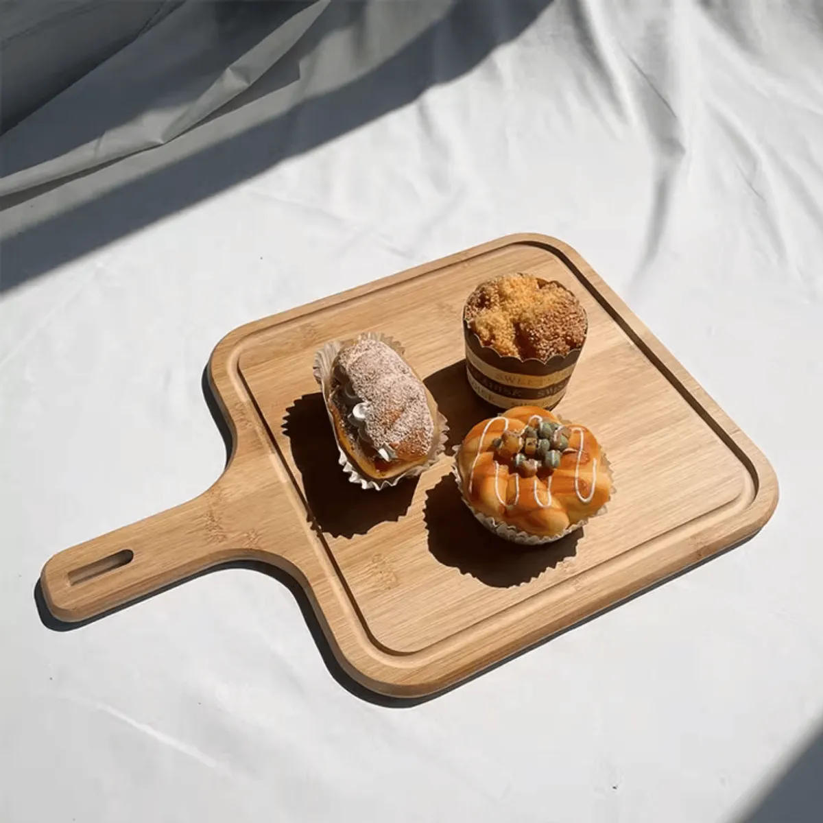 HOMESTAR - Tabla de Servir y Cortar Cuadrada de Bambú con Mango - 36x25 cm