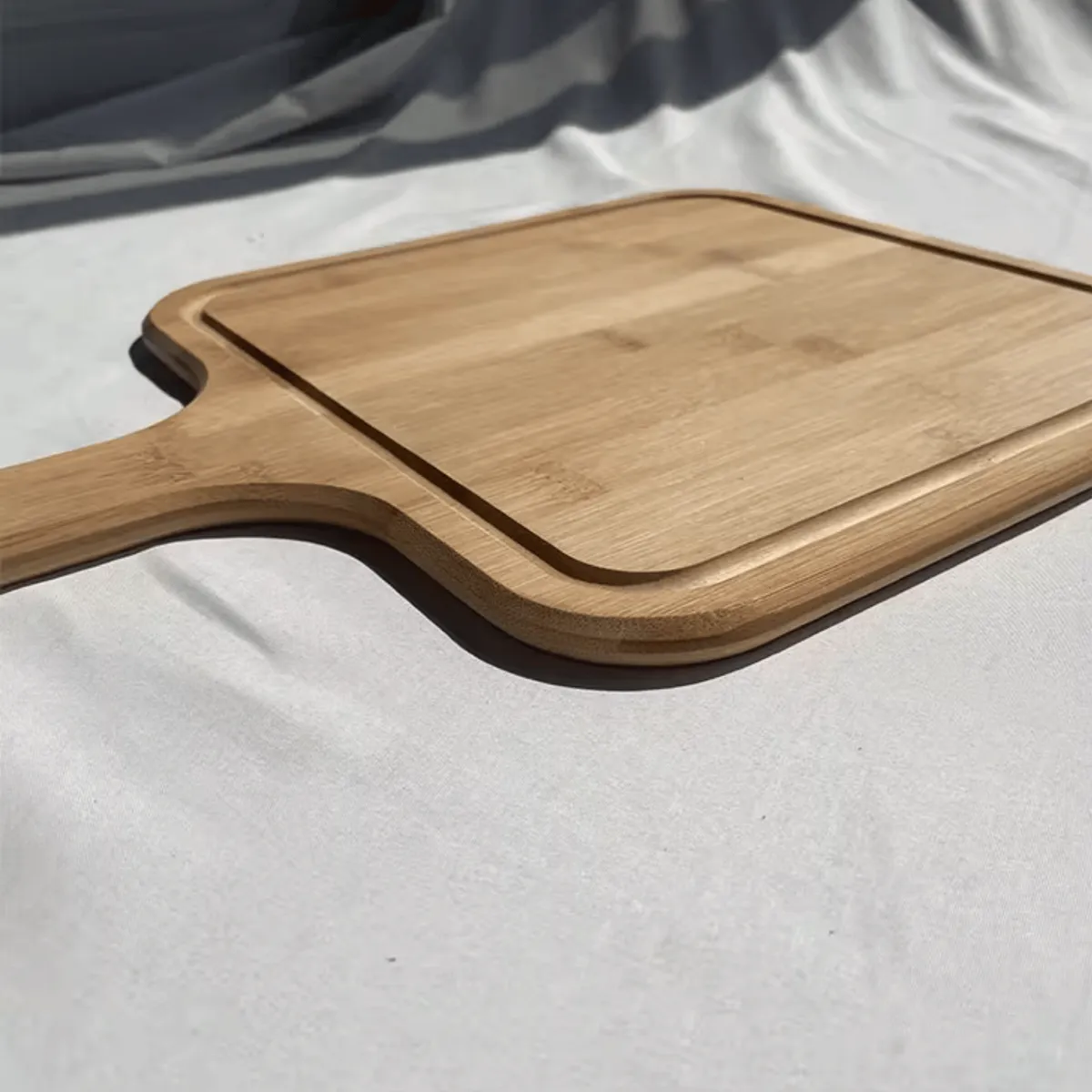 HOMESTAR - Tabla de Servir y Cortar Cuadrada de Bambú con Mango - 36x25 cm