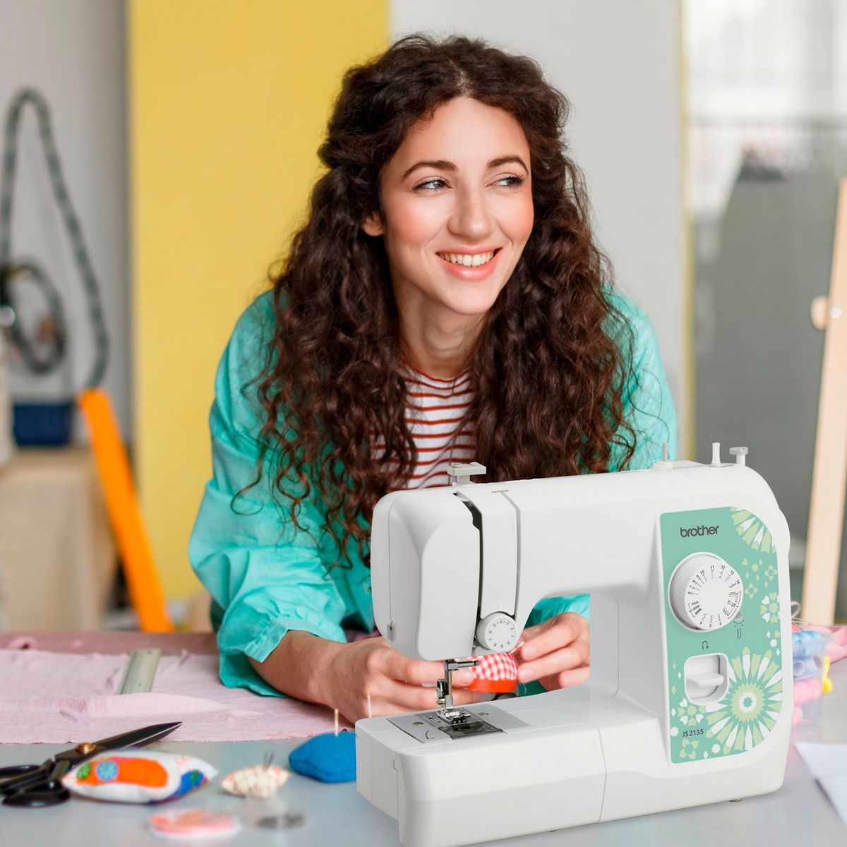 BROTHER - Máquina De Coser Brother Js2135 Blanca Color Blanco