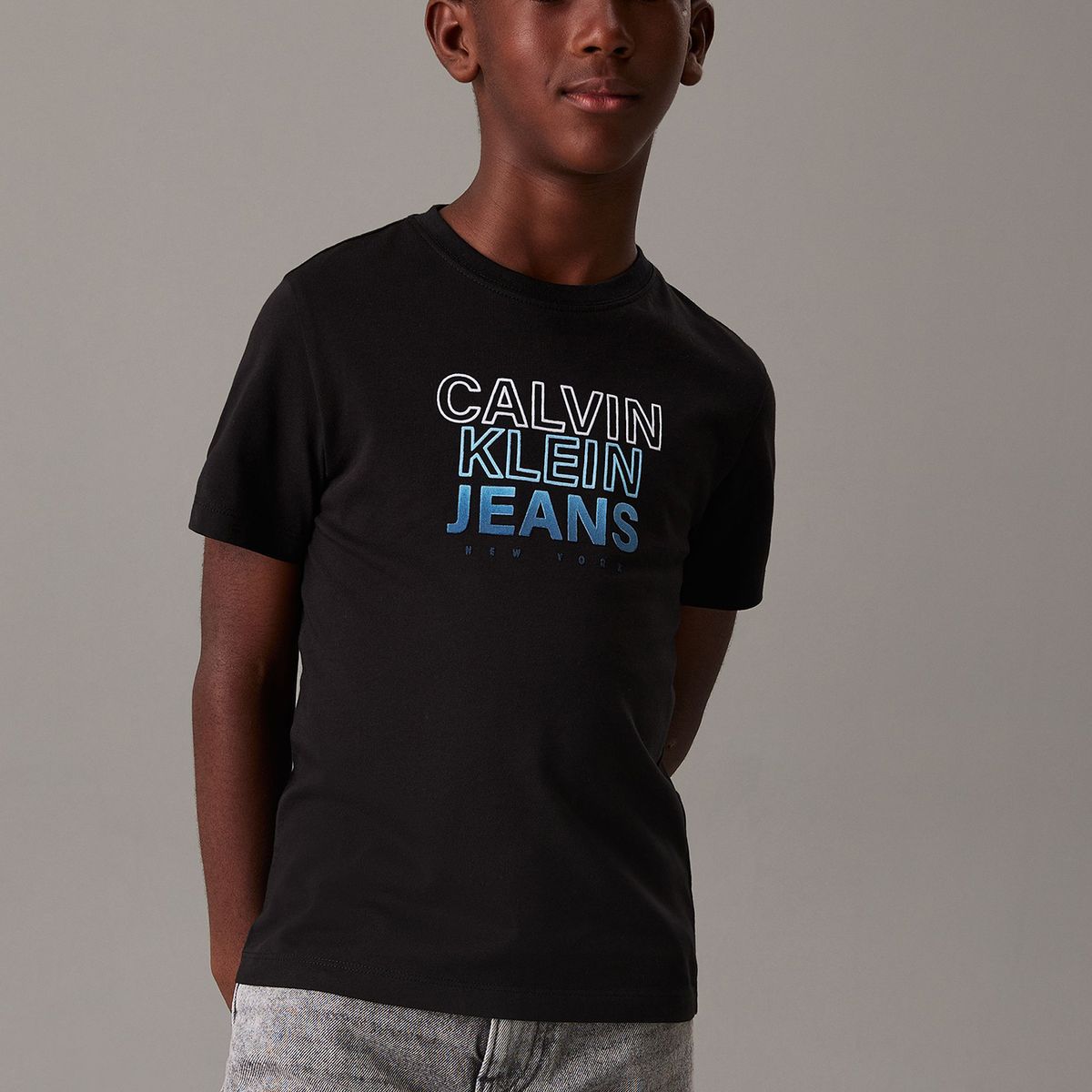 CALVIN KLEIN - Polera Niño Gradient Flock Logo Negro Calvin Klein