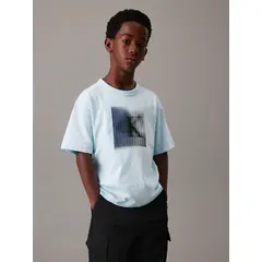 CALVIN KLEIN - Polera Niño Shifted Ck Celeste