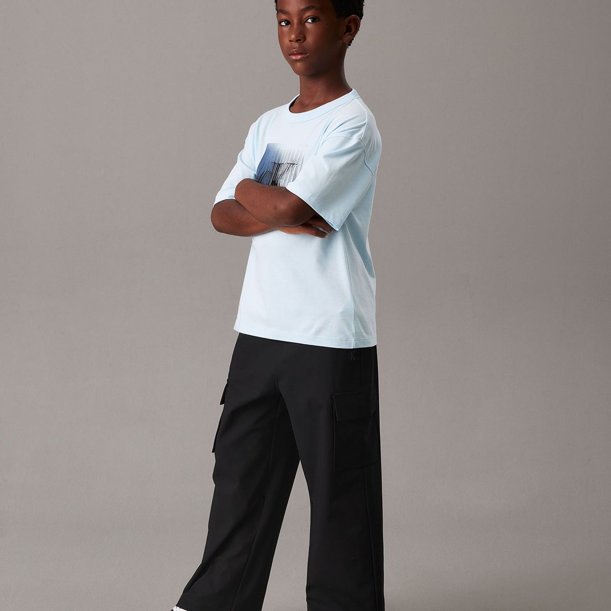 CALVIN KLEIN - Polera Niño Shifted Ck Celeste Calvin Klein