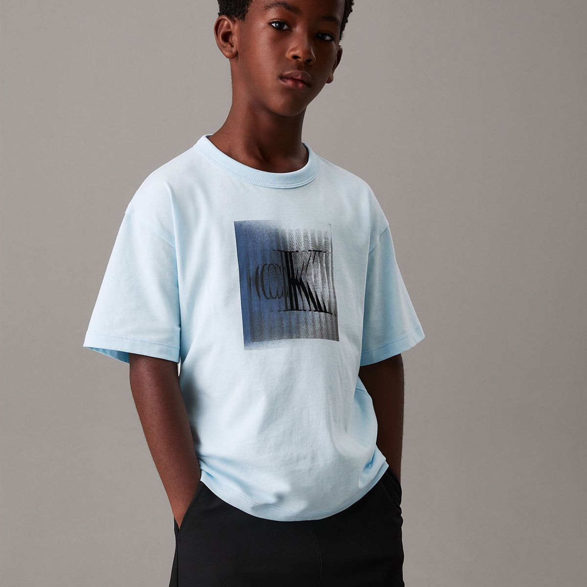 CALVIN KLEIN - Polera Niño Shifted Ck Celeste Calvin Klein