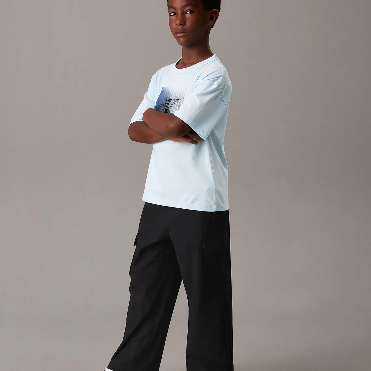 CALVIN KLEIN - Polera Niño Shifted Ck Celeste Calvin Klein