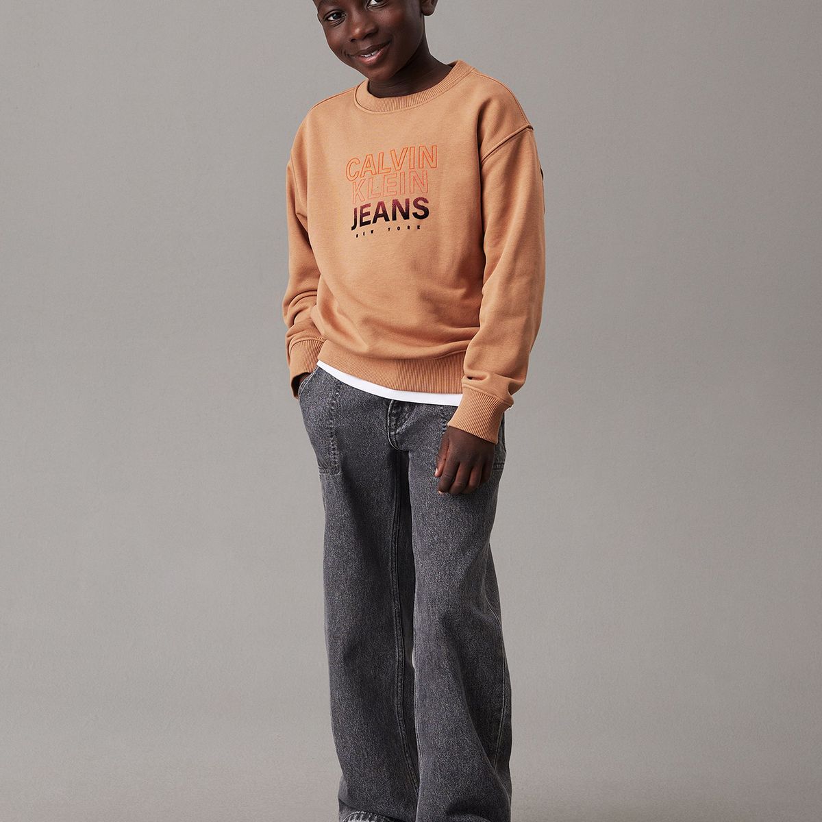 CALVIN KLEIN - Polerón Niño Gradient Flock Logo Café Calvin Klein