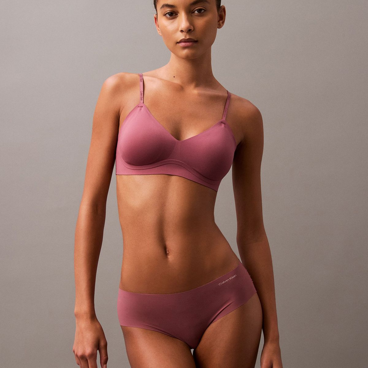 CALVIN KLEIN - Bralette Gel Invisible Morado Calvin Klein