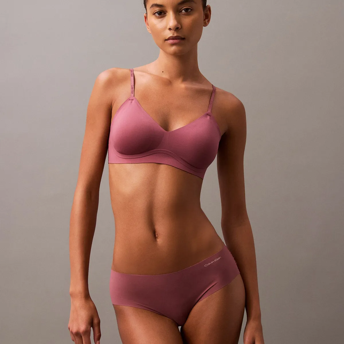 CALVIN KLEIN - Bralette Gel Invisible Morado Calvin Klein