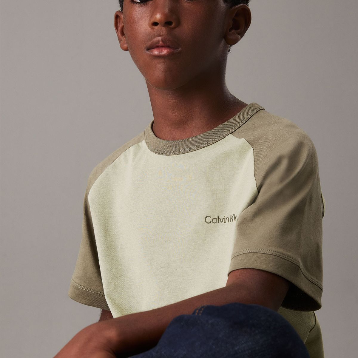 CALVIN KLEIN - Polera Niño Color Block Verde Calvin Klein