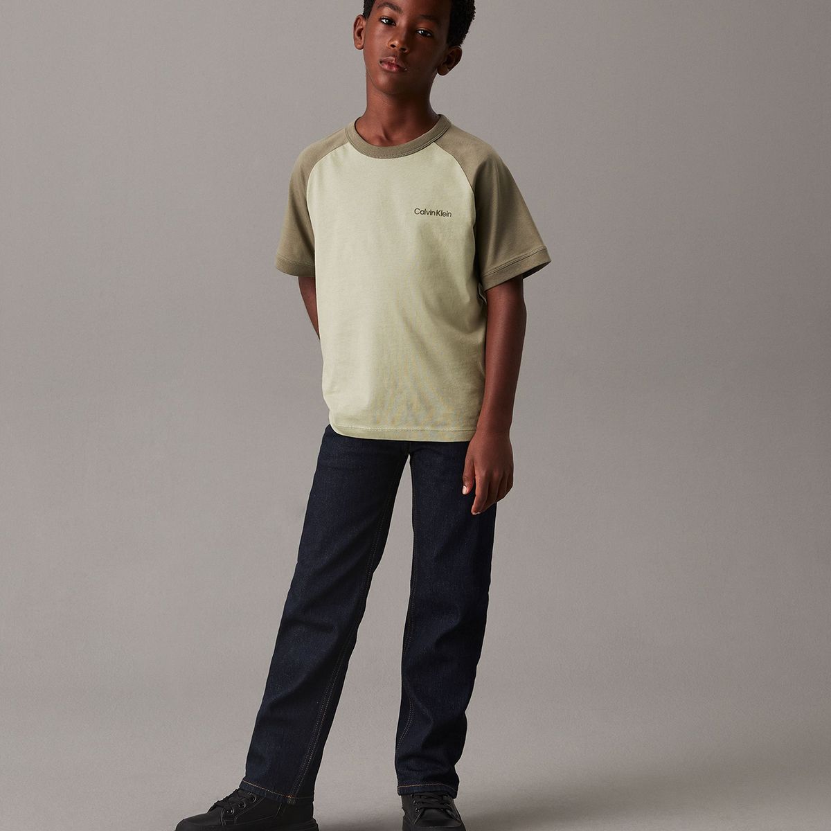 CALVIN KLEIN - Polera Niño Color Block Verde Calvin Klein