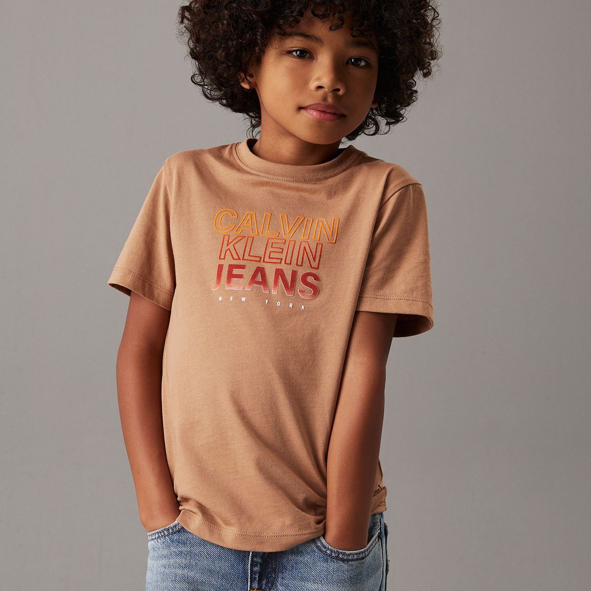 CALVIN KLEIN - Polera Niño Gradient Flock Logo Café Calvin Klein