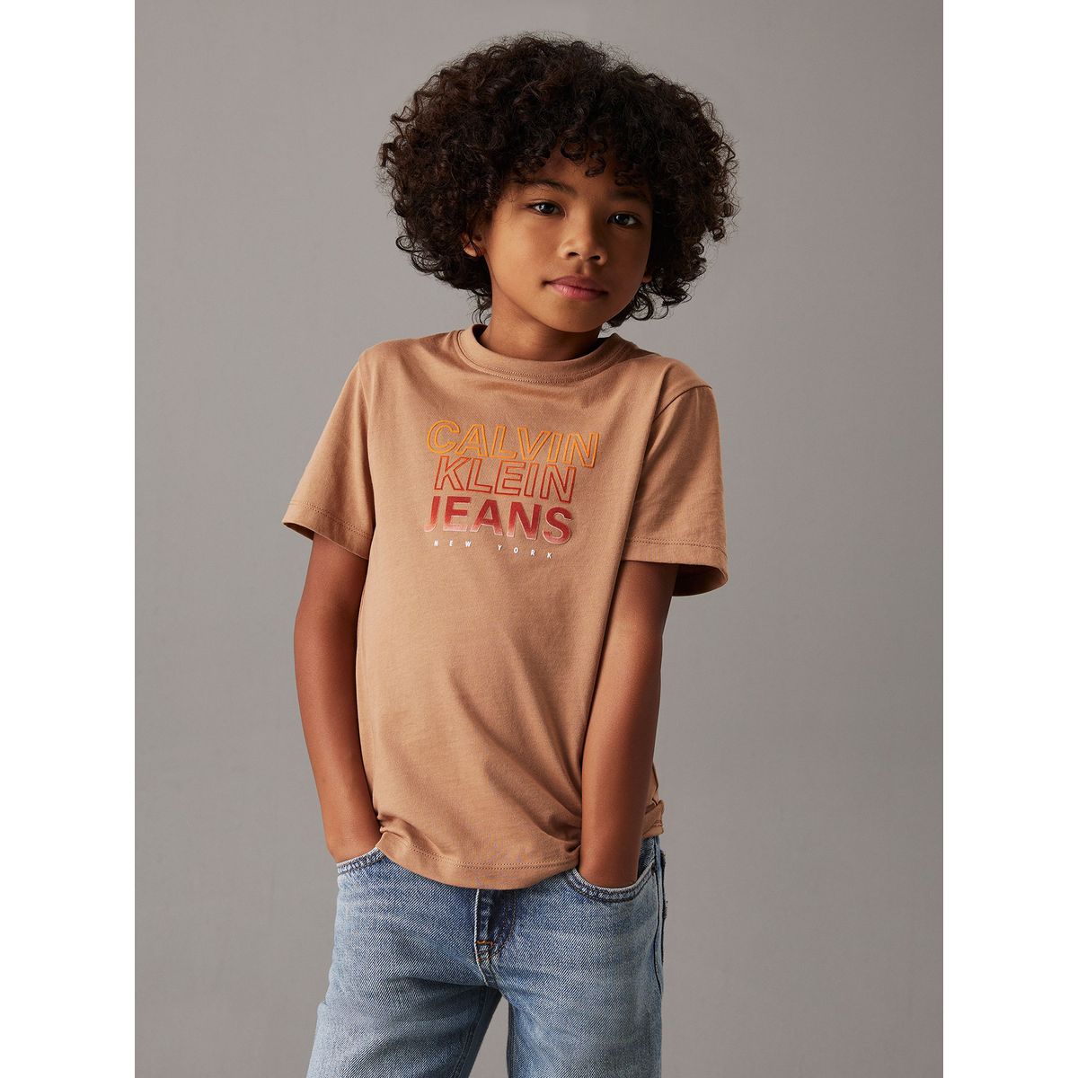 CALVIN KLEIN - Polera Niño Gradient Flock Logo Café Calvin Klein