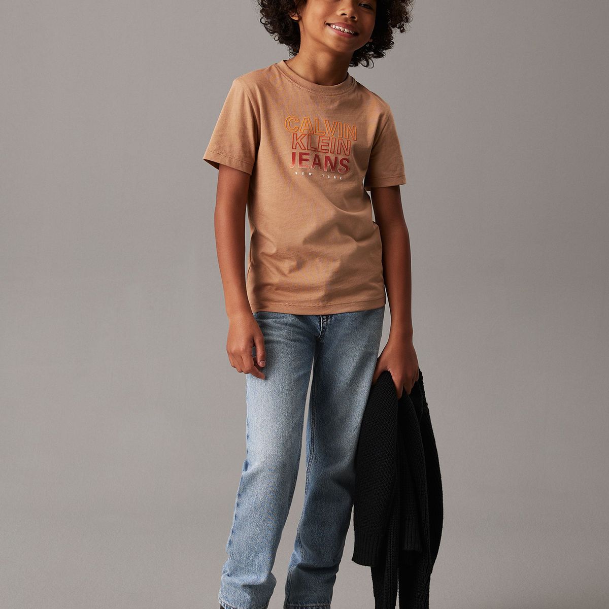 CALVIN KLEIN - Polera Niño Gradient Flock Logo Café Calvin Klein