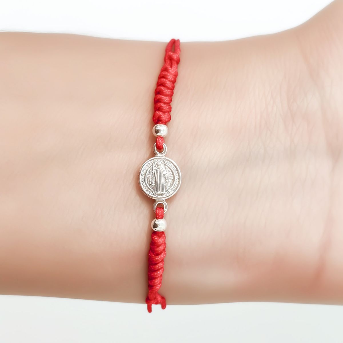 COGGIOLA - Pulsera Medalla San Benito Plata Fina 925 Cordón Rojo Tejido