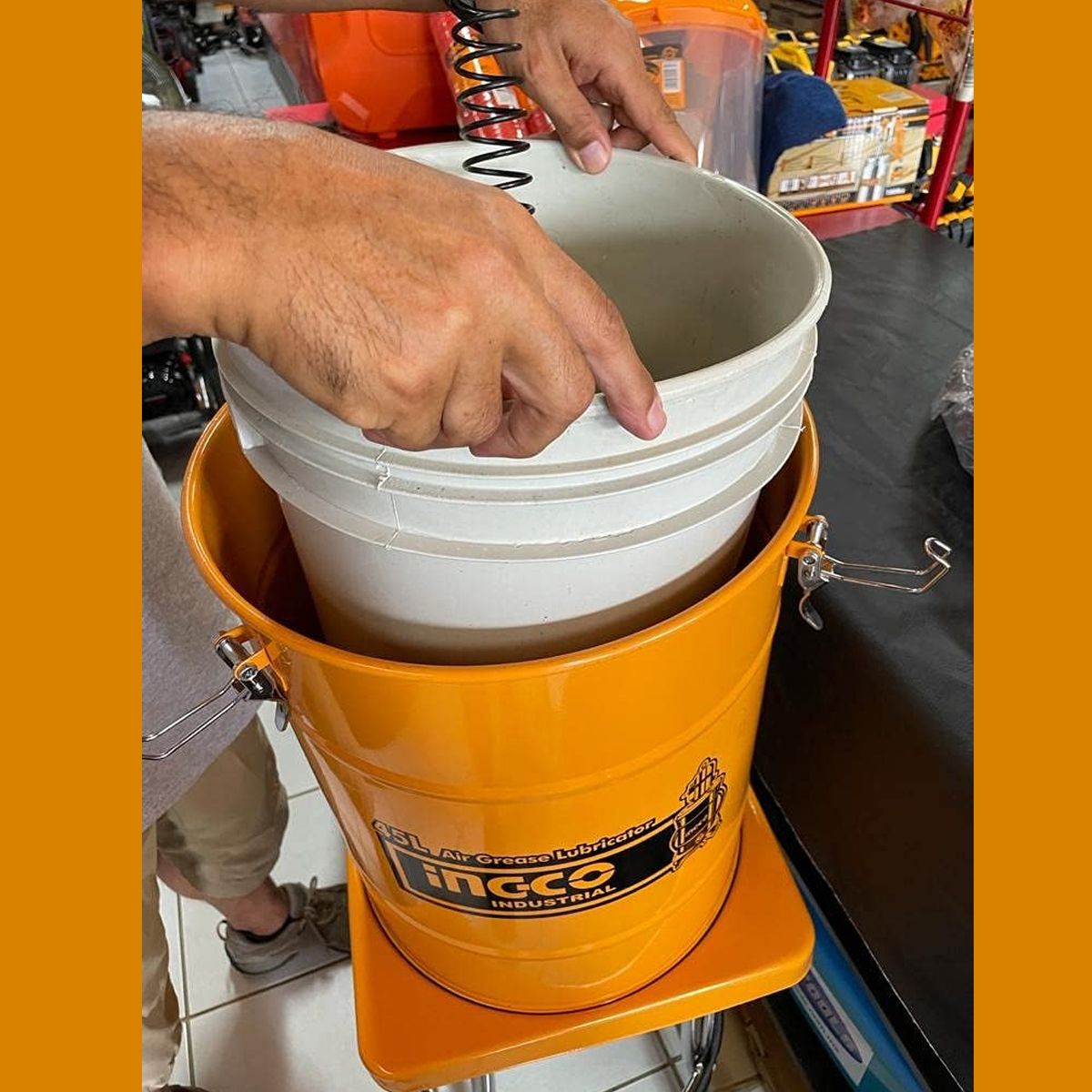INGCO - Engrasadora Grasera Neumatica 45L Ingco