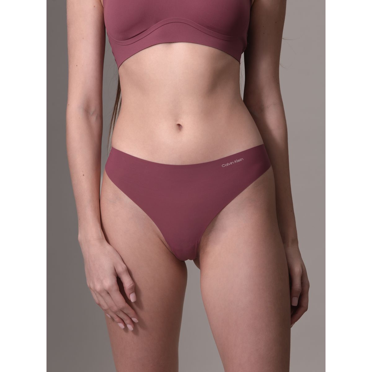 CALVIN KLEIN - Colaless Invisible Burdeo Calvin Klein