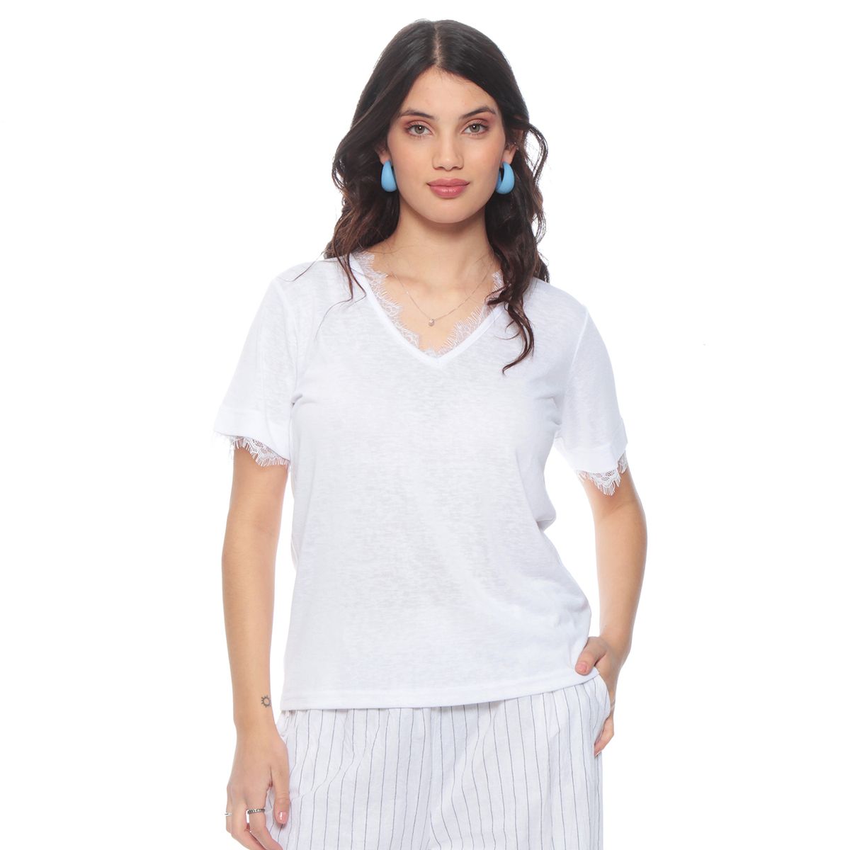 WADOS - POLERA MANGA CORTA ESCOTE V CON APLICACION DE ENCAJE EN ESCOTE Y MANGA