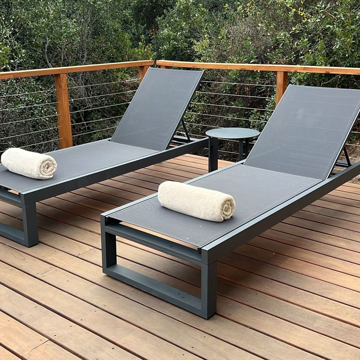 TODO TERRAZA - Mesa lateral para reposera Gris