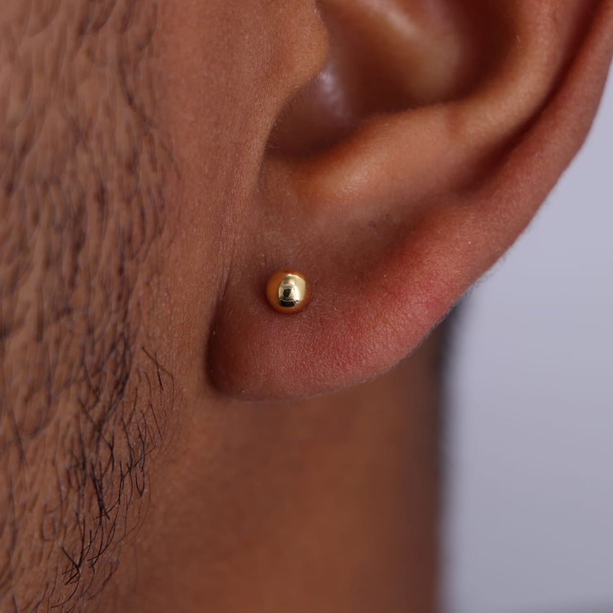 GENERICO - Arete topo balín 4mm oro laminado 18k