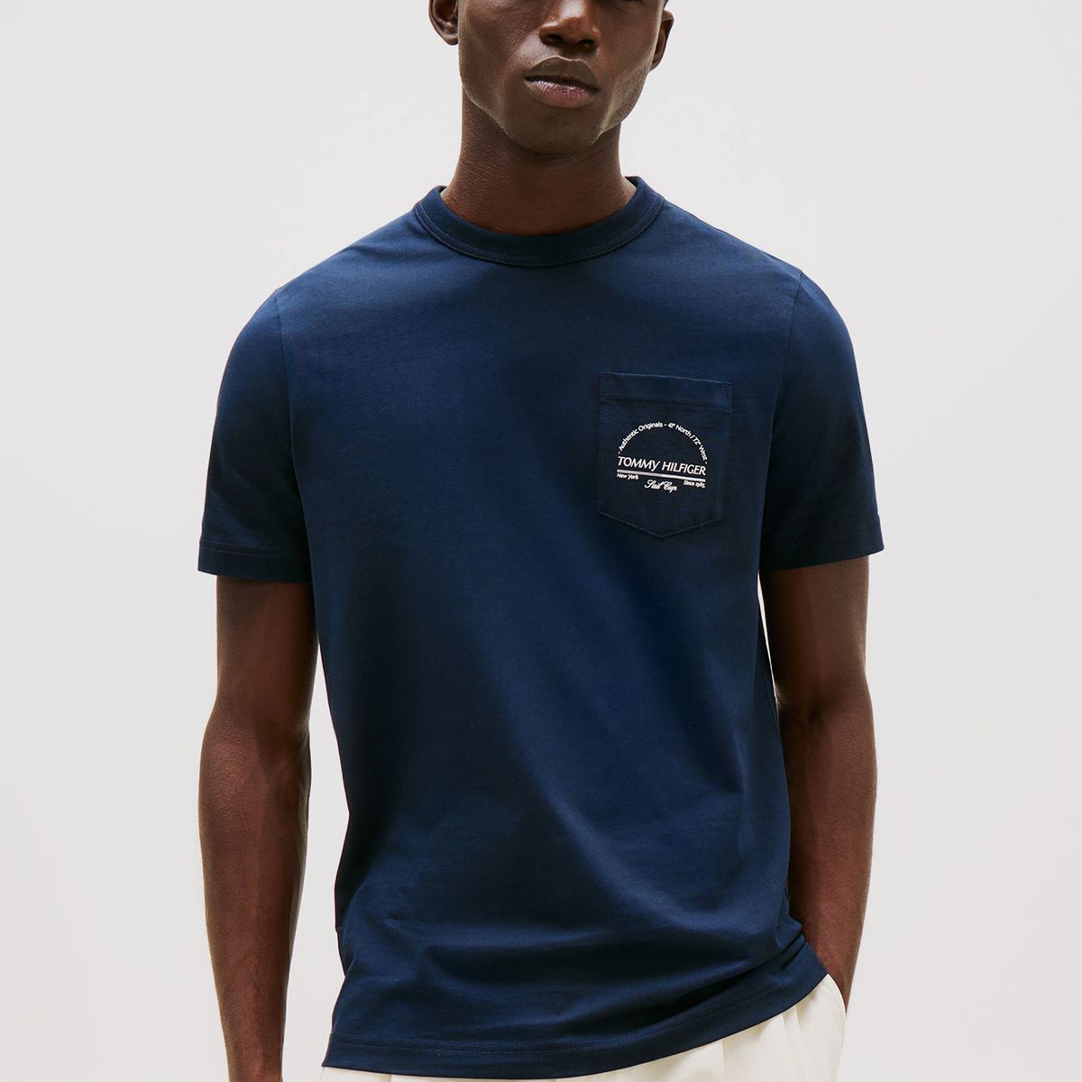 TOMMY HILFIGER - Polera Arch Pocket Con Logo Azul Tommy Hilfiger