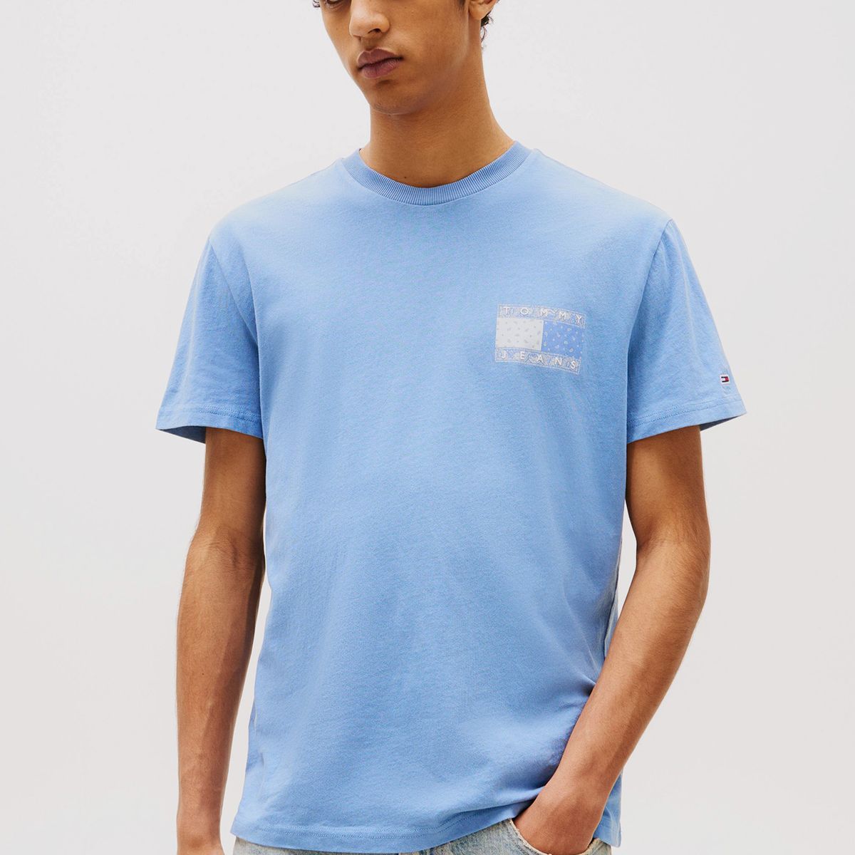 TOMMY HILFIGER - Polera Paisley Flag Logo Celeste Tommy Jeans