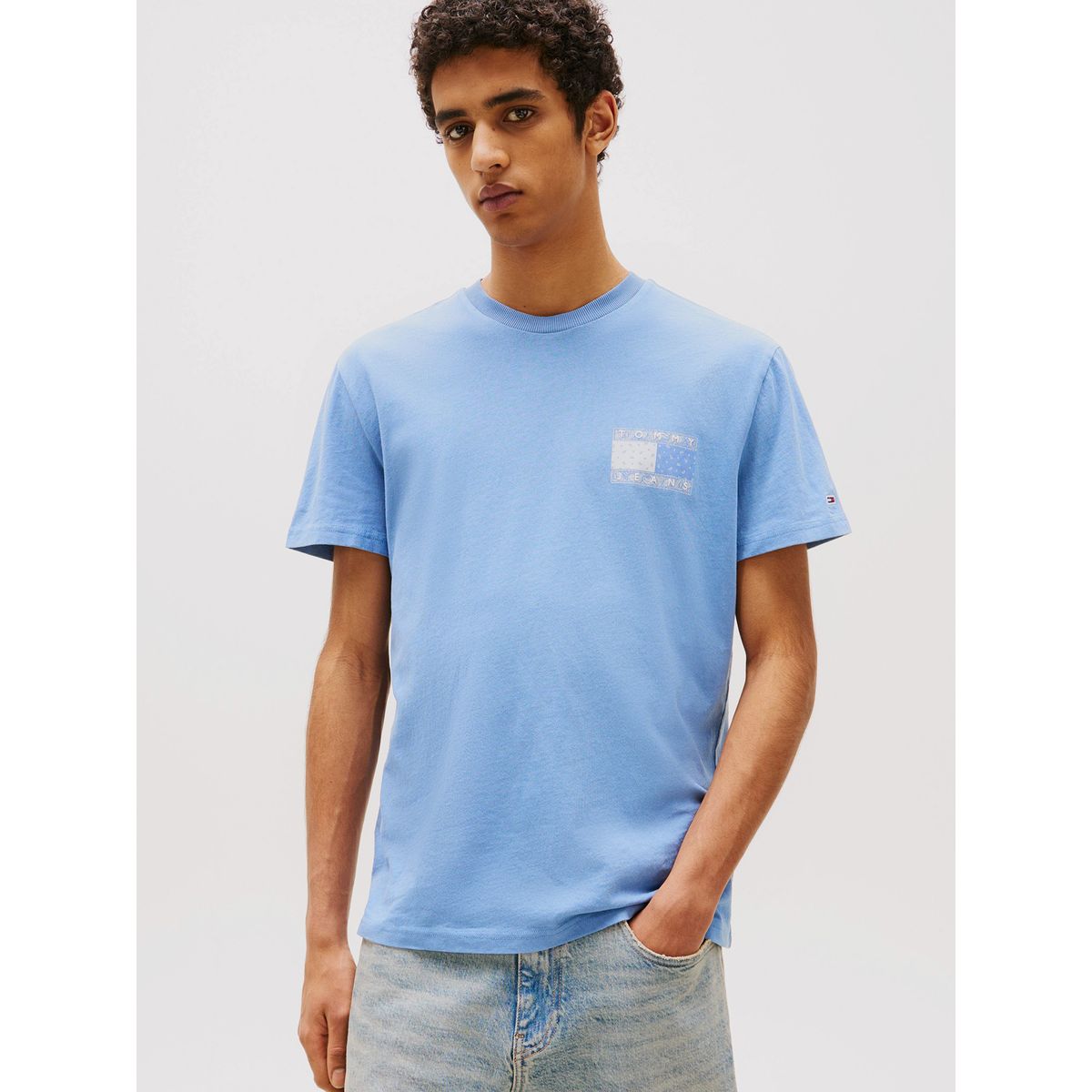 TOMMY HILFIGER - Polera Paisley Flag Logo Celeste Tommy Jeans