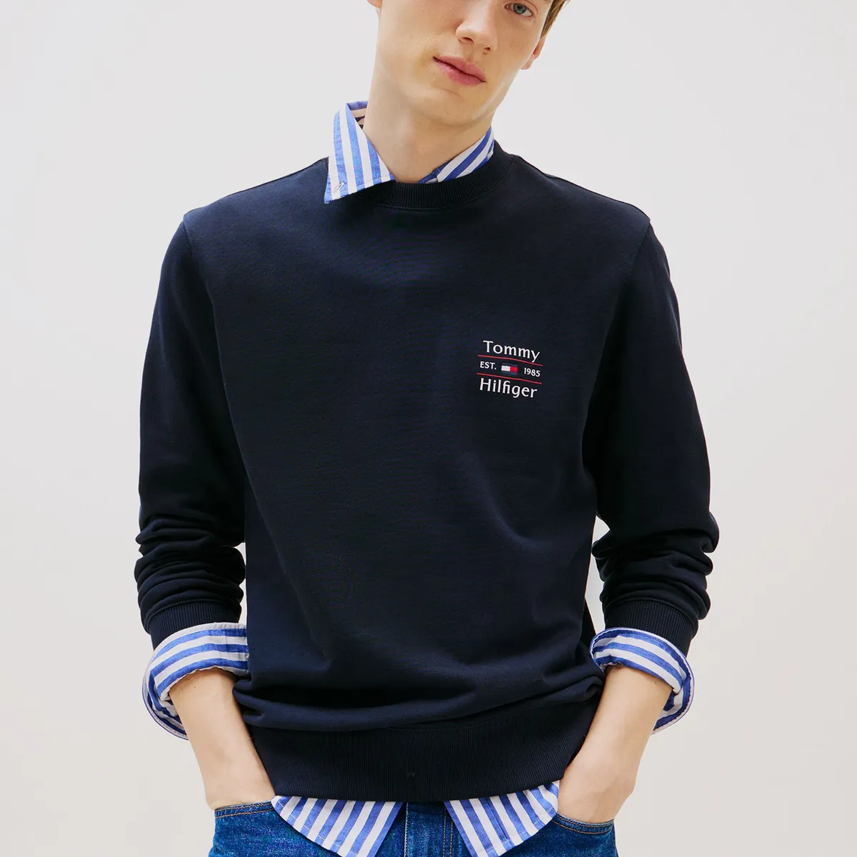 TOMMY HILFIGER - Polerón Solid Stack Logo Azul Tommy Hilfiger