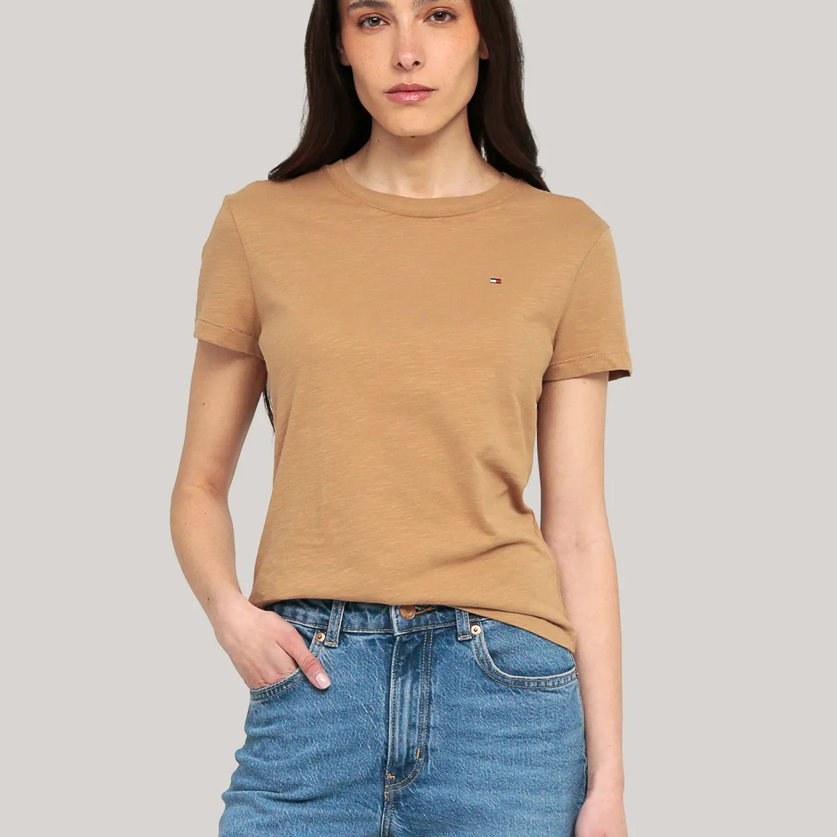 TOMMY HILFIGER - Polera De Corte Regular Con Logo Beige Tommy Hilfiger