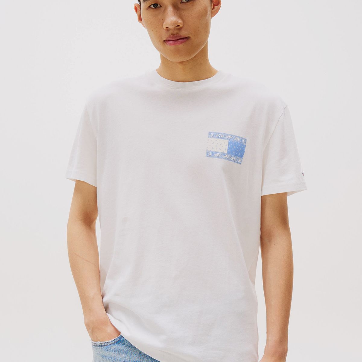 TOMMY HILFIGER - Polera Paisley Flag Logo Blanco Tommy Jeans