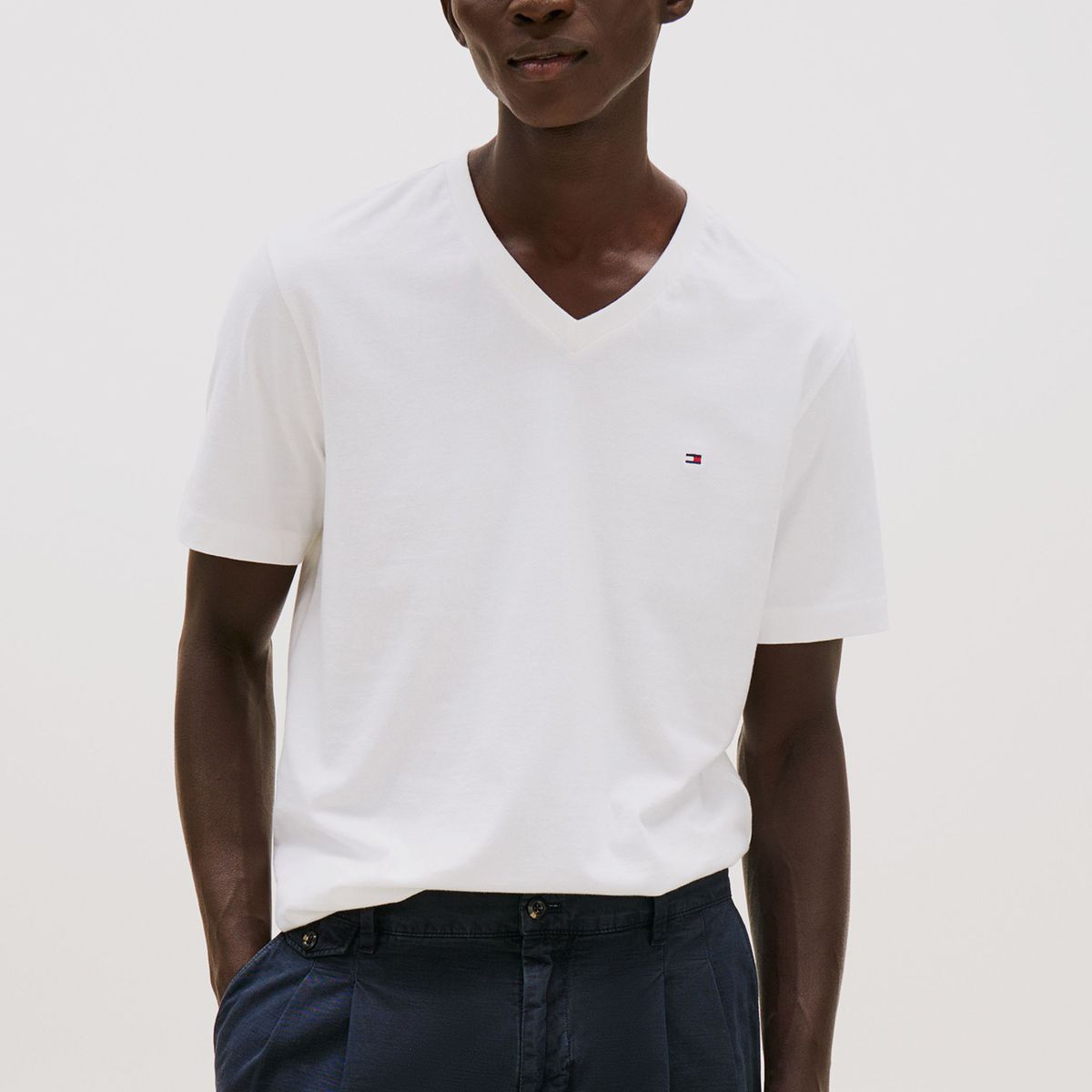 TOMMY HILFIGER - Polera Essential Cotton V-Neck Regular Fit Blanco Tommy Hilfiger