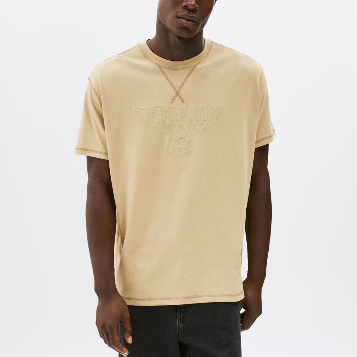 TOMMY HILFIGER - Polera Tonal Crest Logo Relaxed Fit Beige Tommy Jeans