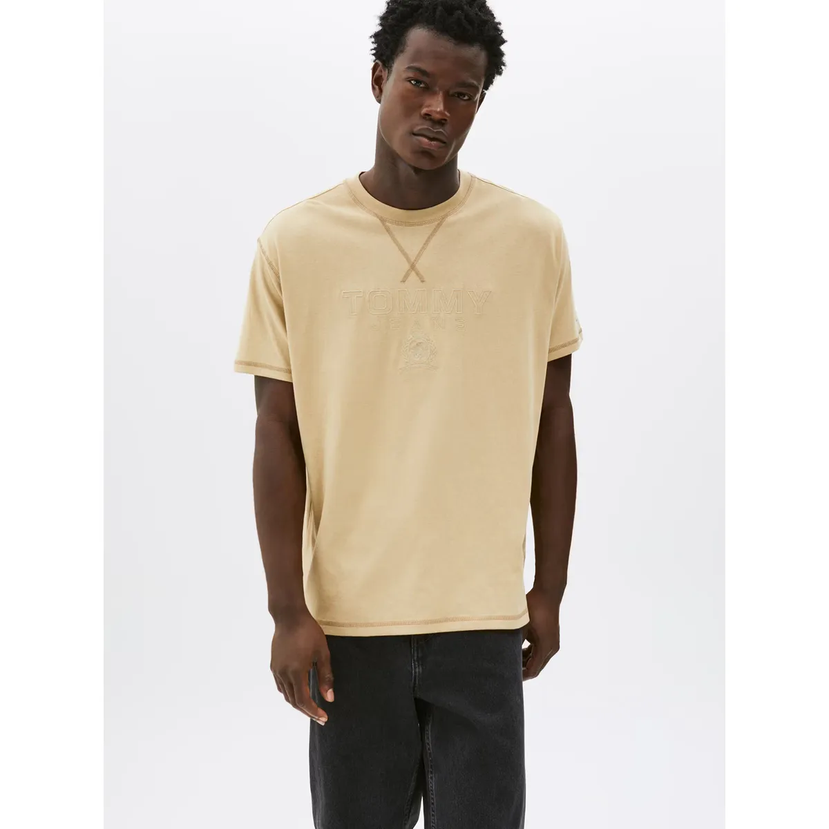 TOMMY HILFIGER - Polera Tonal Crest Logo Relaxed Fit Beige Tommy Jeans