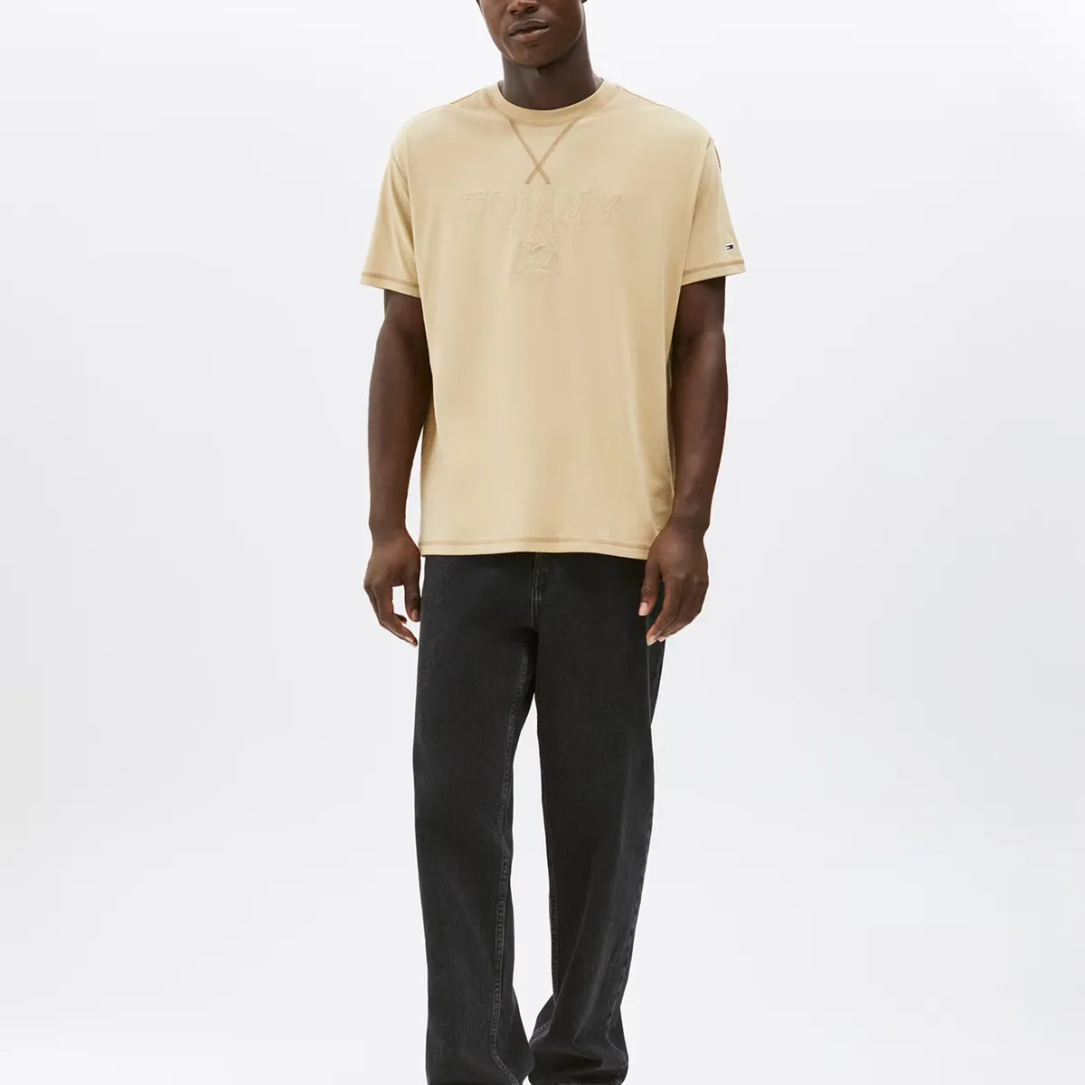 TOMMY HILFIGER - Polera Tonal Crest Logo Relaxed Fit Beige Tommy Jeans