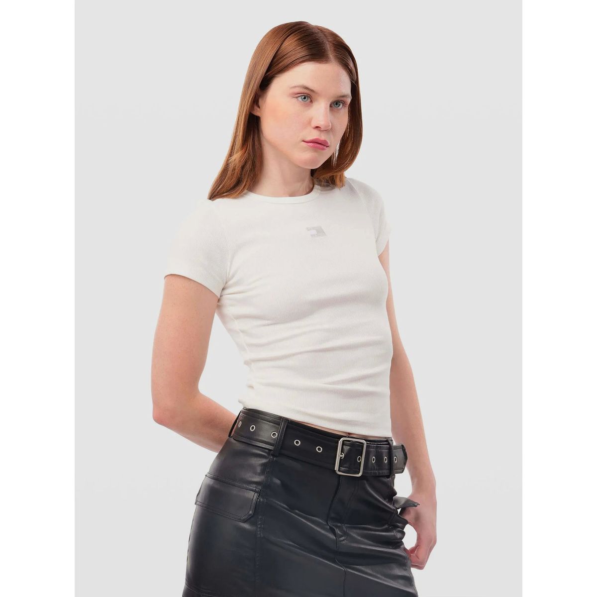 TOMMY HILFIGER - Polera Slim Fit Con Parche Blanco Tommy Jeans