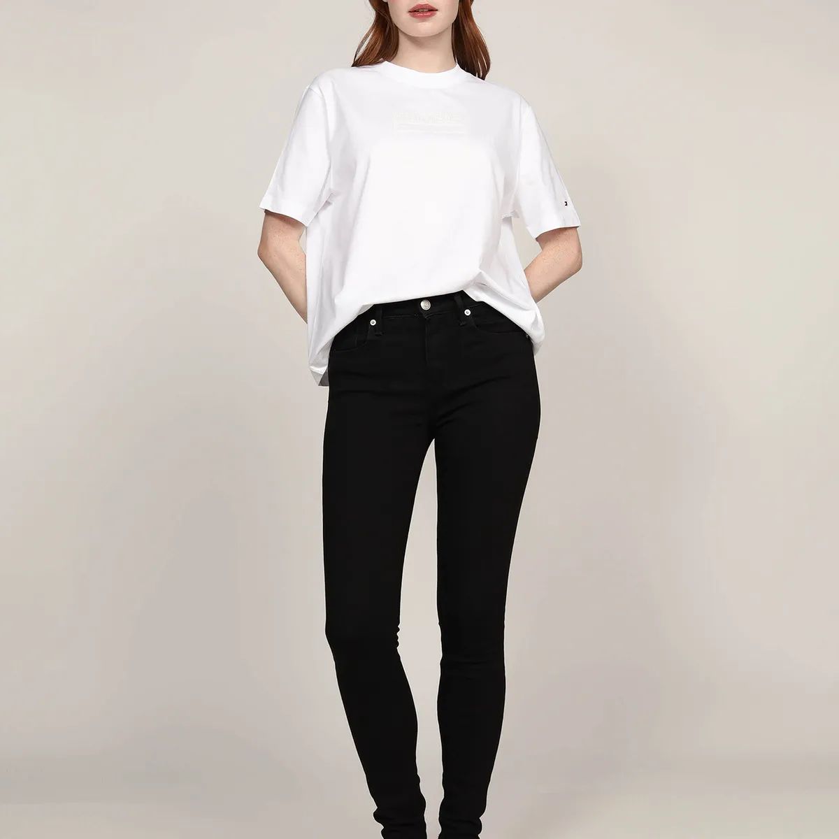 TOMMY HILFIGER - Polera Outline Flag Logo Blanco Tommy Hilfiger