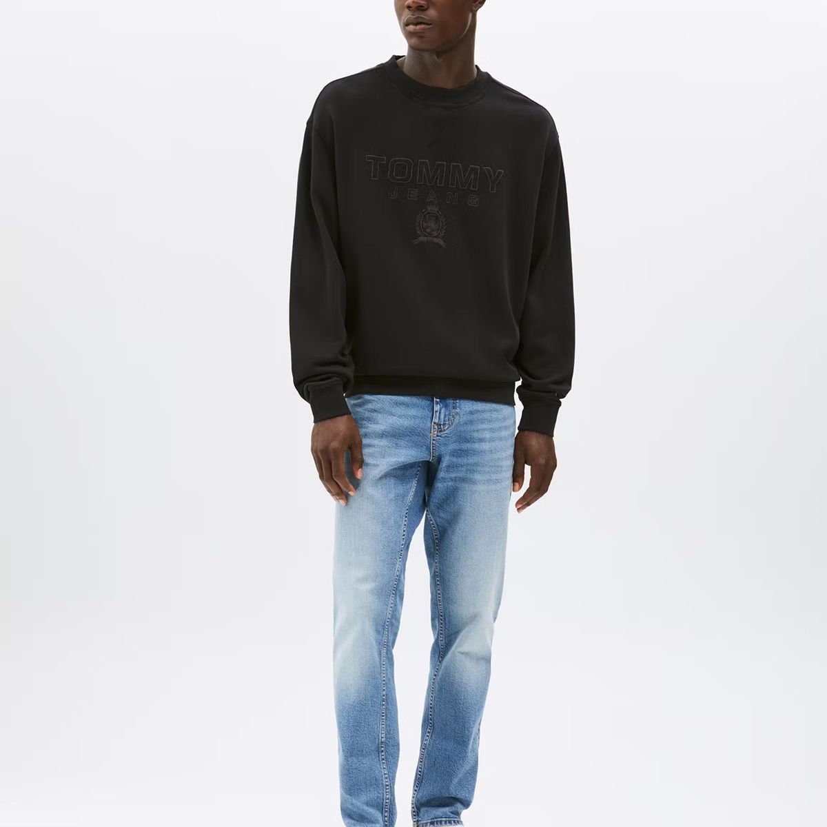 TOMMY HILFIGER - Polerón Varsity Tonal Logo Relaxed Negro Tommy Jeans