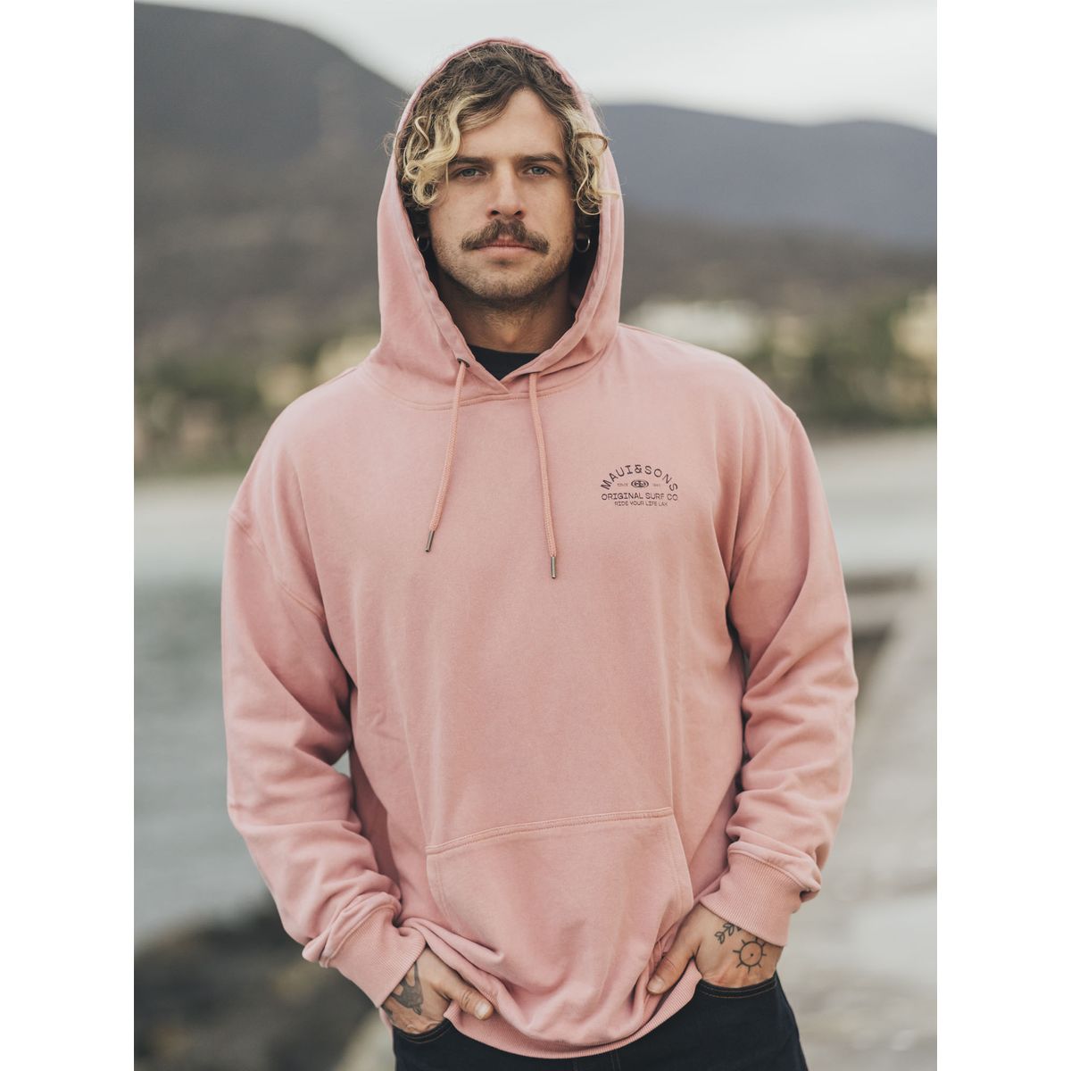 MAUI AND SONS - Poleron Canguro Lunarka Rosado Hombre Maui And Sons