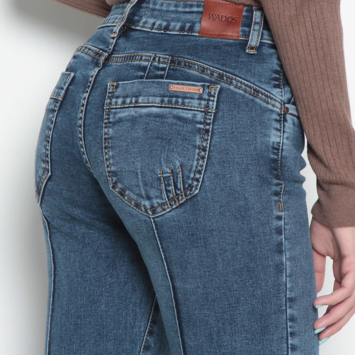 WADOS - JEANS RECTO TIRO ALTO PUSH IN PUSH UP PRETINA BASICA 1 BOTON