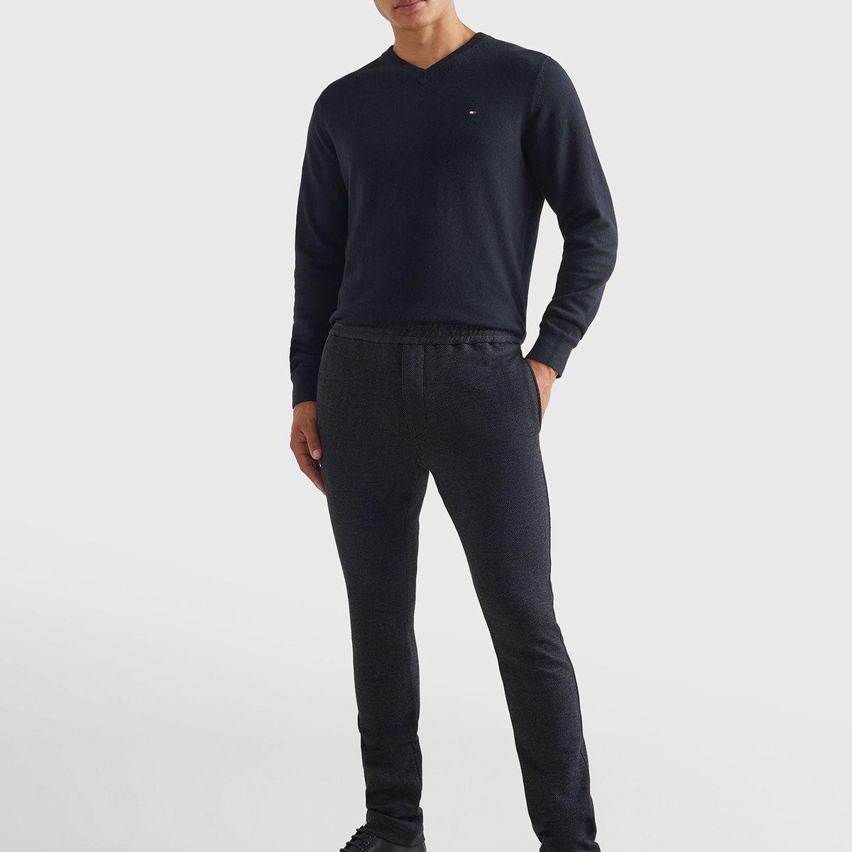 TOMMY HILFIGER - Sweater Básico Signature V-Neck Negro Tommy Hilfiger