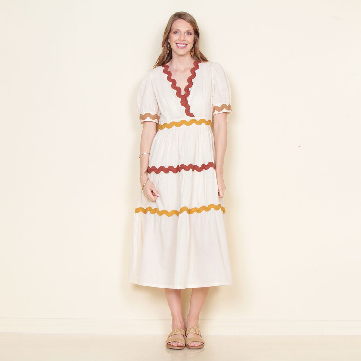 WADOS - VESTIDO MANGA CORTA SOLIDO ESCOTE EN V CON APLICACION