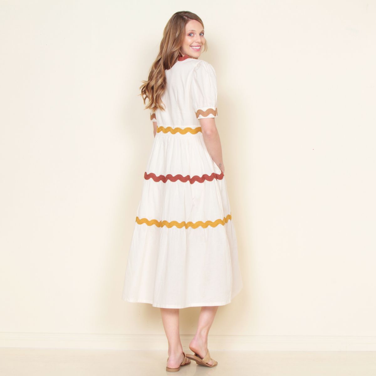 WADOS - VESTIDO MANGA CORTA SOLIDO ESCOTE EN V CON APLICACION