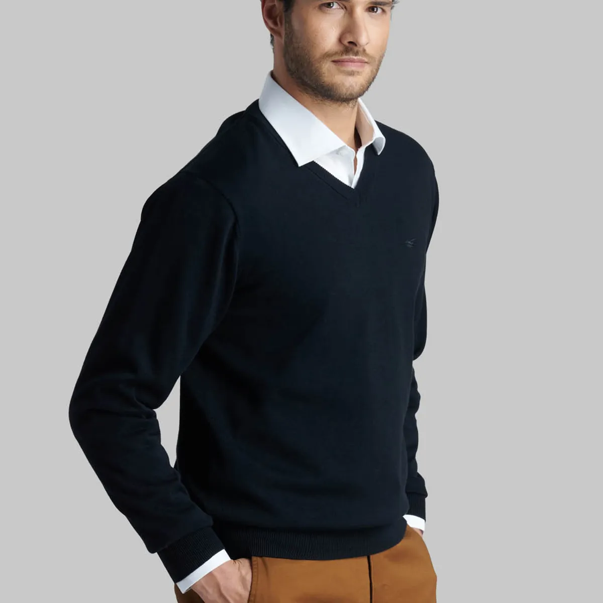 FEROUCH - Sweater V Neck Solido Negro Ferouch
