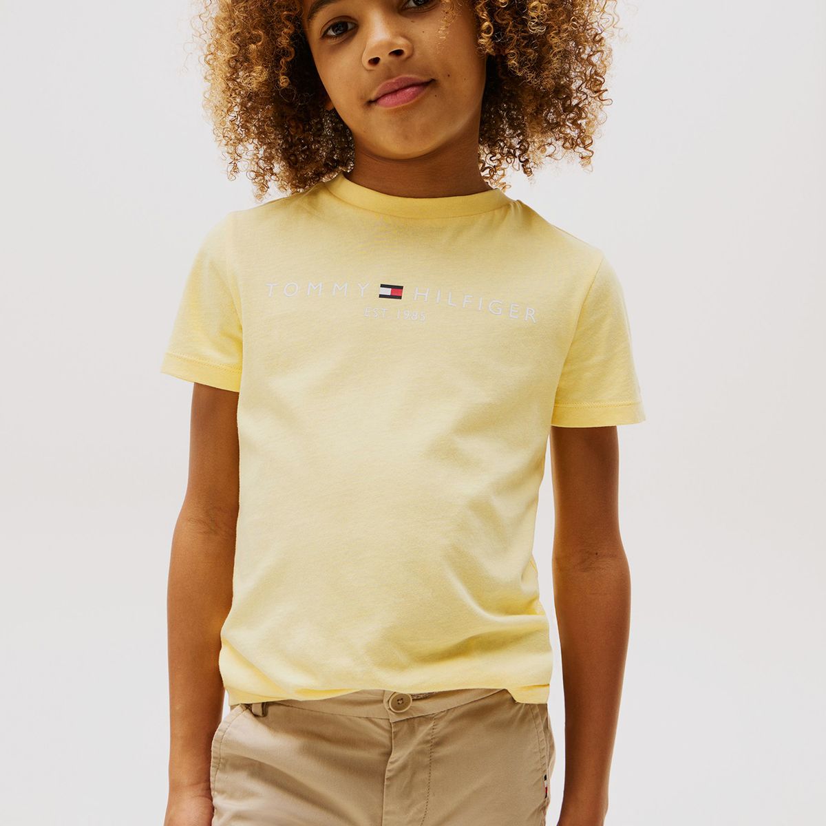 TOMMY HILFIGER - Polera Essential De Cuello Redondo Con Logo Amarillo Tommy Hilfiger