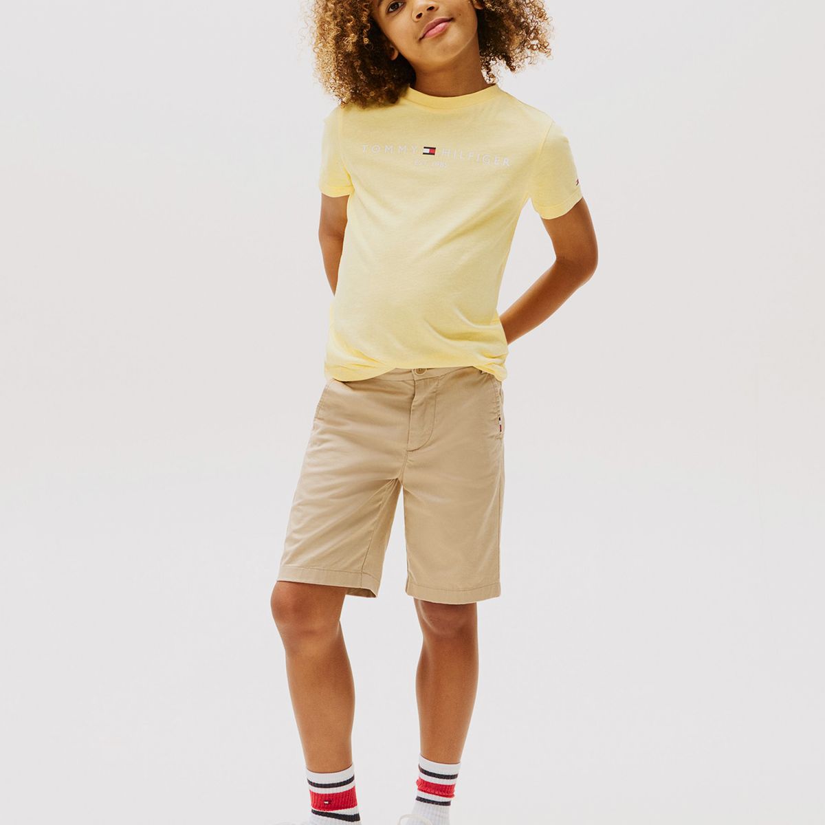 TOMMY HILFIGER - Polera Essential De Cuello Redondo Con Logo Amarillo Tommy Hilfiger